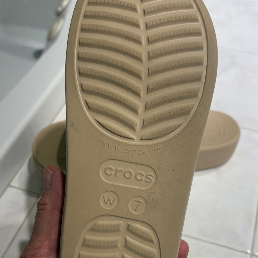 CROCS Iconic Tan Cut-out Slide Sandals - Picture 4 of 5